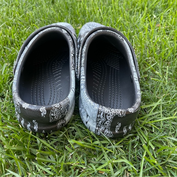 Crocs / At Work Bistro Clogs / Gray
Bandana Print / Mens 11 / Slip
Resist New - Picture 5 of 7